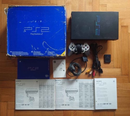 Περισσότερες πληροφορίες για "Playstation 2 Fat μέσα στο κουτί του με όλα τα έξτρα μαζί"