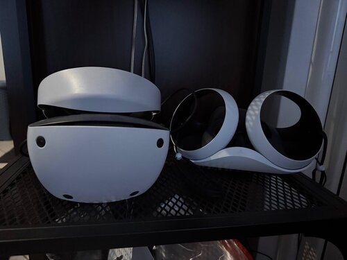 Περισσότερες πληροφορίες για "PSVR 2 + PS5 PULSE 3D HEADSET Midnight Black"