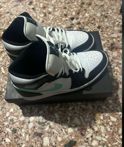 Περισσότερες πληροφορίες για "JORDAN AIR 1 MID WHITE BLACK GREEN"