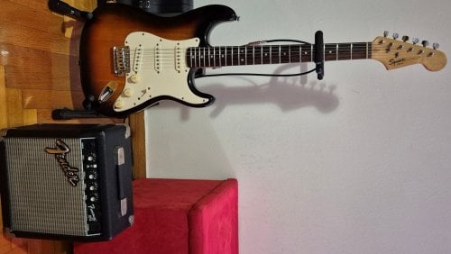 Περισσότερες πληροφορίες για "Squier Bullet Stratocaster + Fender Frontman 10G + ανταλλαγή"