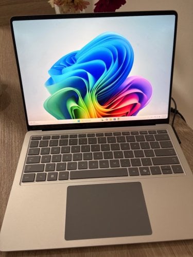 Περισσότερες πληροφορίες για "Microsoft Surface Laptop Copilot+ PC + Αξεσουάρ"