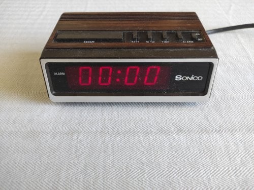 Περισσότερες πληροφορίες για "Vintage Ψηφιακό ρολόι-ξυπνητήρι 1) SONICO & 2)GeBe"
