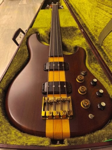 Περισσότερες πληροφορίες για "Ibanez MC940-DS Musician Bass Fretless 1980 - 1984 - Dark Stain"