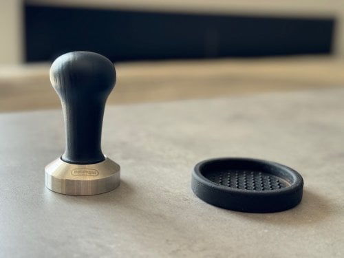 Περισσότερες πληροφορίες για "DeLonghi tamper 51mm + tamping mat"