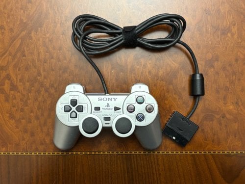 Περισσότερες πληροφορίες για "PS2 Dualshock 2 χειριστήριο μοχλός gamepad controller Silver - σε Άψογη κατάσταση"