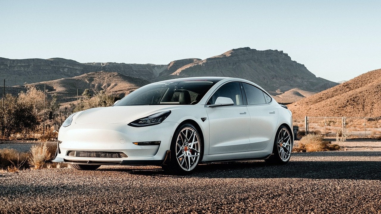 Η Tesla κατηγορείται για παραποίηση χιλιομετρητών για να μειώσει τις υποχρεώσεις εγγύησης