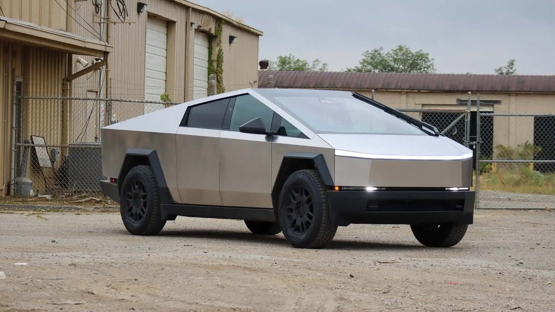 Η Tesla ξεκίνησε ανταλλαγές Cybertruck με απώλειες αξίας έως 39%