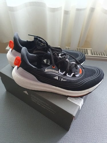 Περισσότερες πληροφορίες για "Adidas Ultraboost Light 43+1/3"