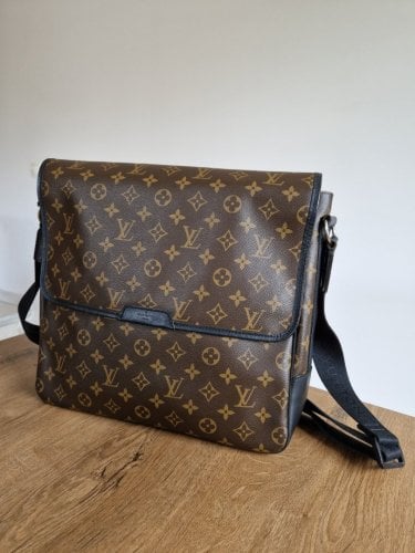 Περισσότερες πληροφορίες για "Louis Vuitton Bass GM Monogram Macassar"
