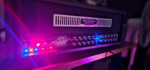 Περισσότερες πληροφορίες για "Mesa Boogie Roadking 2 κεφαλή και καμπίνα + λάμπες + πεταλιέρα"