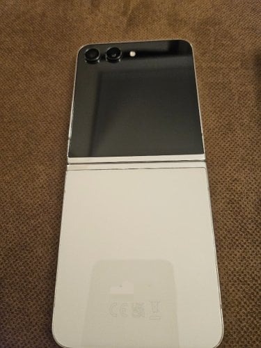 Περισσότερες πληροφορίες για "Samsung Galaxy Z Flip 5 (Cream/8Gb/256Gb)"