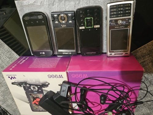 Περισσότερες πληροφορίες για "Συλλογη Sony Ericsson K800-K850-W995 +LG"