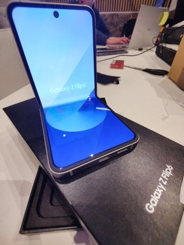 Περισσότερες πληροφορίες για "Samsung Galaxy Z Flip6 (Ασημί/256 GB)"