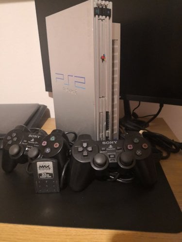 Περισσότερες πληροφορίες για "Playstation 2 Fat τσιπαρισμένο + χειριστήρια + memory card + καλώδια"