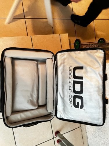 Περισσότερες πληροφορίες για "UDG Urbanite MIDI Controller Large Bag Backpack"