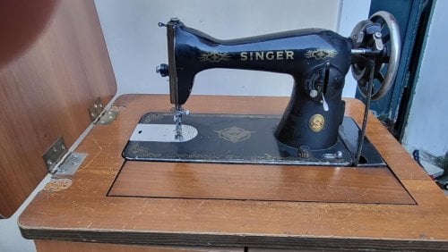 Αντίκα Ραπτομηχανή SINGER με έπιπλο