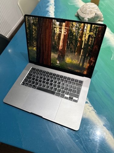 Περισσότερες πληροφορίες για "MacBook Air 15 m2 16GB 2024"