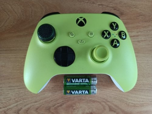 Περισσότερες πληροφορίες για "Xbox Controller for PC/Xbox - Electric Volt + 2 επαναφορτιζόμενες μπαταρίες"