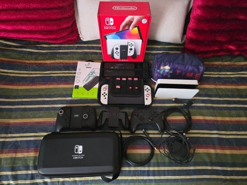Περισσότερες πληροφορίες για "Nintendo Switch OLED + Pro Controller + Θήκες και Extras"
