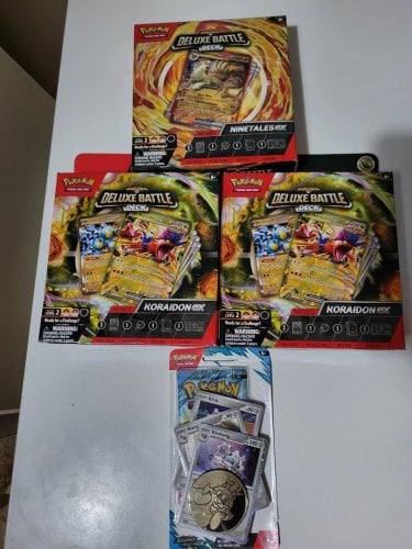 Περισσότερες πληροφορίες για "Pokemon Deluxe Battle Deck Koraidonex, Ninetalesex, Journey Together σφραγισμένα"