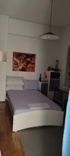 Περισσότερες πληροφορίες για "Κρεβάτι ημίδυπλο με το στρώμα του και δύο ντουλαπάκια σε άριστη κατάσταση."