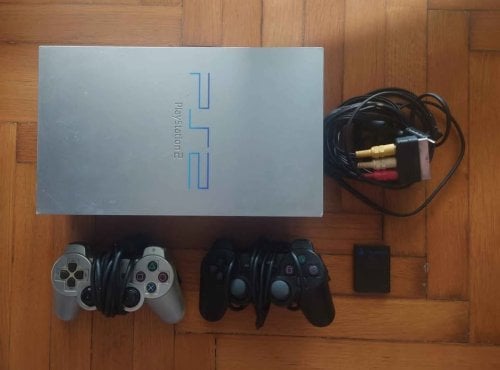 Περισσότερες πληροφορίες για "Sony Playstation 2 Fat Sliver πλήρες με όλα τα καλώδια"