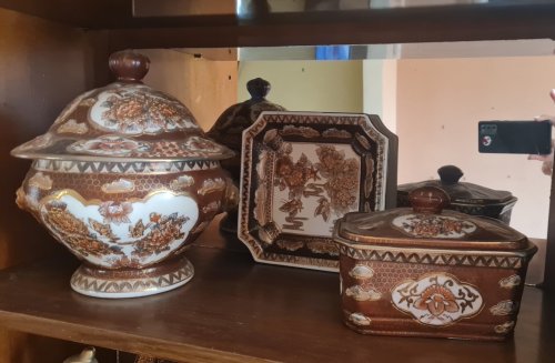 Περισσότερες πληροφορίες για "Σετ διακοσμητικών πορσελάνινων αντικειμένων σε καφέ-χρυσές αποχρώσεις"