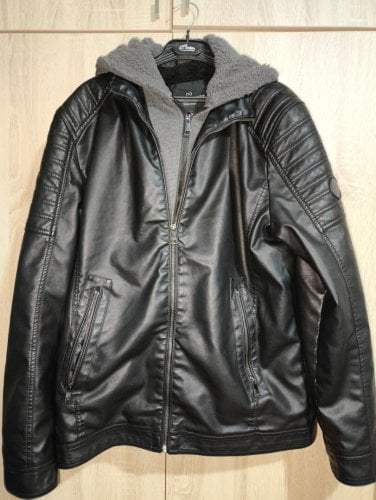 Περισσότερες πληροφορίες για "Prince Oliver Biker Jacket  Eco Leather Μαύρο και δύο πουλόβερ δώρο... γνήσια και τα δύο"
