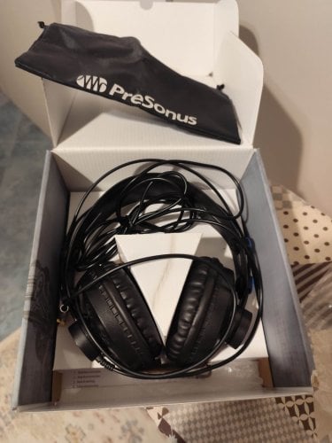 Περισσότερες πληροφορίες για "PreSonus Eris 3.5 + Ακουστικά HD.7 + Βάσεις Σπόγγοι + Behringer U-Phoria UMC22"