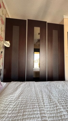 Περισσότερες πληροφορίες για "Τρίφυλλη ντουλάπα από μασίφ ξύλο δρύς χρώματος βέγκε"