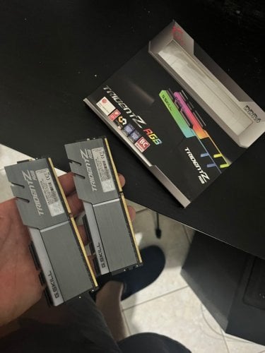 Περισσότερες πληροφορίες για "G.Skill Trident Z RGB 16GB DDR4 RAM με 2 Modules (2x8GB) και Ταχύτητα 3200 για Desktop"