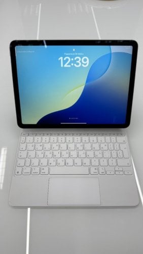 Περισσότερες πληροφορίες για "Apple iPad Air 2025 (5G/256 GB/M3/8 GB/iPadOS 18) & Magic Keyboard White"