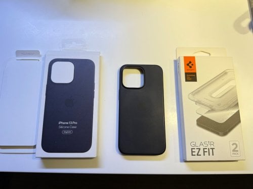 Περισσότερες πληροφορίες για "Apple Silicone Midnight - Spigen GLAStR EZ Fit (sensor protection) - iPhone 13 Pro"