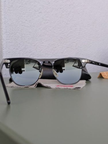 Περισσότερες πληροφορίες για "Πωλούνται Rayban Clubmaster 5121 άθικτα με φακό τζάμι μαζί με άλλο ένα γυαλί ηλίου με μπλε φακό"