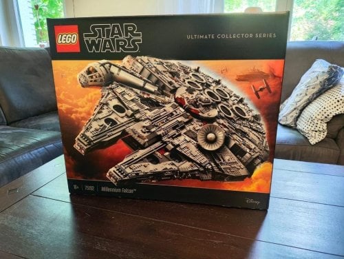Περισσότερες πληροφορίες για "LEGO Star Wars 75192 UCS Millenium Falcon"