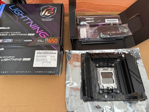 Περισσότερες πληροφορίες για "ASRock B650I Lightning WiFi Motherboard Mini ITX με AMD AM5 Socket"