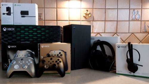 Περισσότερες πληροφορίες για "Xbox Series X 1TB εγγύηση έως 2027 + 2 Controllers + 2 battery pack +  2 official wireless  headsets"