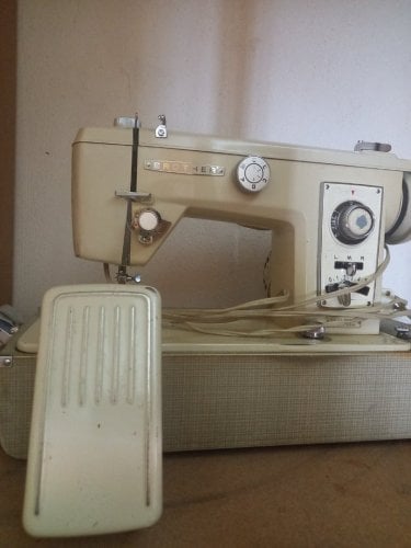 Περισσότερες πληροφορίες για "Έπιπλο κρυσταλλιέρα, παλιά ραπτομηχανή, βάζο ,κηροπήγια Βοημίας"