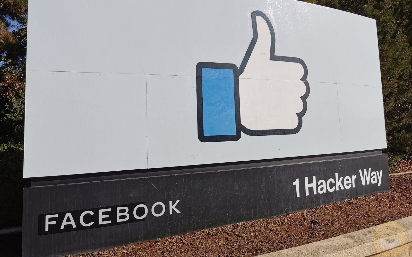 Το Facebook επιβάλλει κυρώσεις σε λογαριασμούς που κλέβουν περιεχόμενο