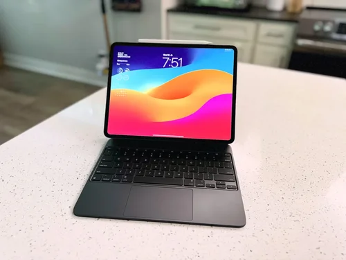 Περισσότερες πληροφορίες για "Apple iPad Pro 2024 13” (512 GB/M4/8 GB/iPadOS 18) & Apple Magic Keyboard"