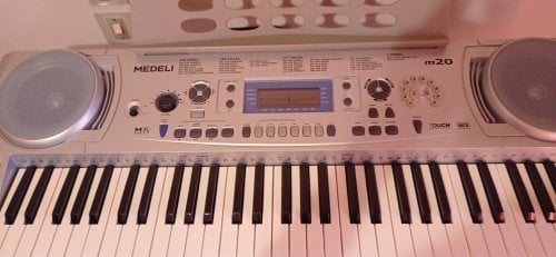 Περισσότερες πληροφορίες για "Πωλείται keyboard Medeli m20"
