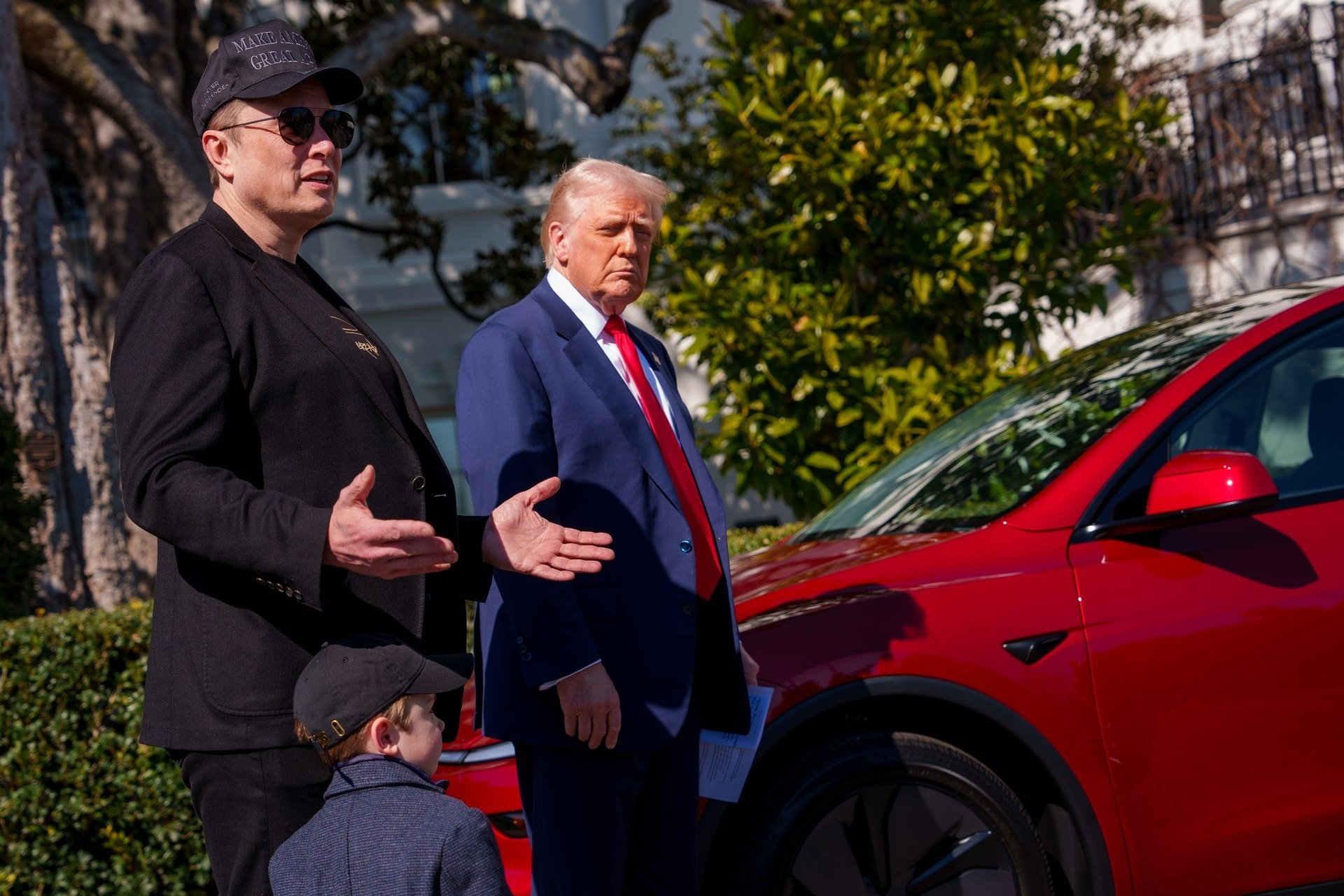 Η διαμάχη Trump-Musk κλιμακώνεται με απειλές για απέλαση και περικοπή επιδοτήσεων